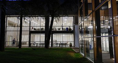 İzmir'de kitaplar ışığı söndürmüyor
