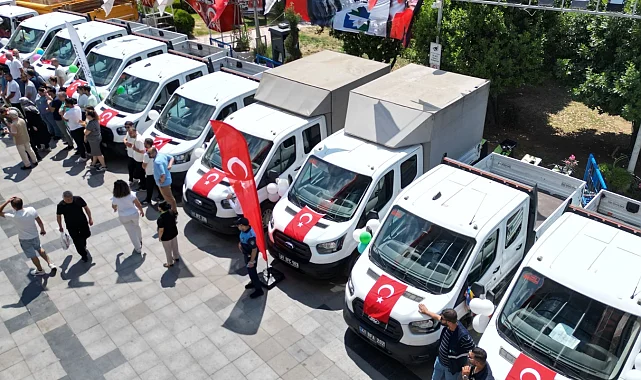 İzmit'in araç filosunu 400'e çıkardı... Yeni hizmet araçları tanıtıldı