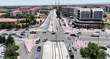 Konya'da tramvay hattı enerji montajı sürüyor