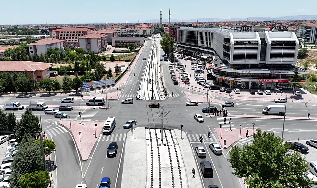 Konya'da tramvay hattı enerji montajı sürüyor