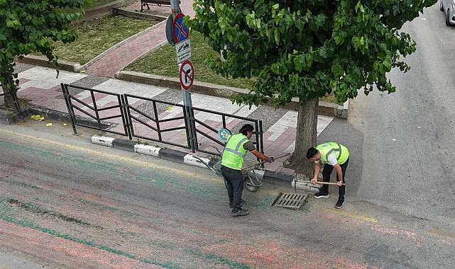 Manisa'da 17 ilçede yağmur suyu ızgaralarına düzenli bakım