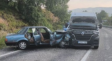 Minibüs ve Otomobil Çarpıştı, 2 Kişi Yaralandı