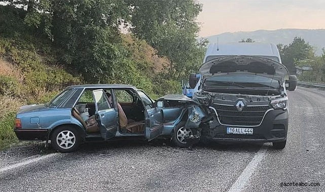 Minibüs ve Otomobil Çarpıştı, 2 Kişi Yaralandı