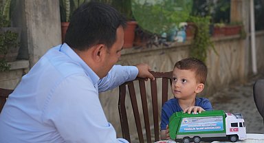 Muğla Dalaman'da çöp kamyonu sevgisi oyuncağa dönüştü