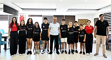 Muratpaşa Belediyespor squashta kürsüden inmiyor