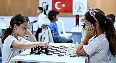 Muratpaşa'da satranç eğitimiyle çocuklar turnuvalara hazırlanıyor