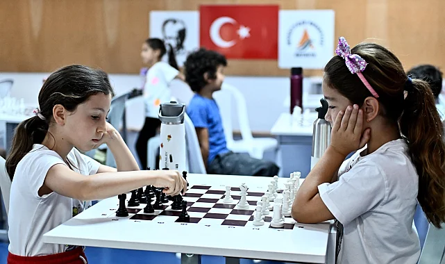 Muratpaşa'da satranç eğitimiyle çocuklar turnuvalara hazırlanıyor