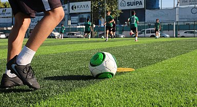 Sakarya Büyükşehir'in yenilediği zeminde ilk düdük çaldı