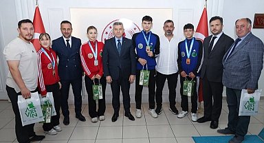 Türkiye şampiyonları Artvin Valisi'ne konuk oldu