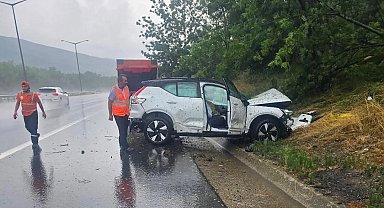 Yağış nedeniyle savrulan otomobil kaza yaptı