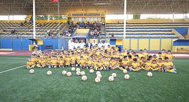 Yaklaşık 200 çocuk, uzman antrenörler eşliğinde futbol eğitimine başladı