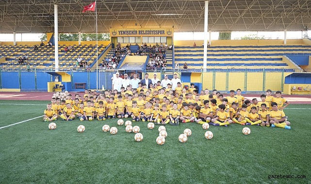 Yaklaşık 200 çocuk, uzman antrenörler eşliğinde futbol eğitimine başladı