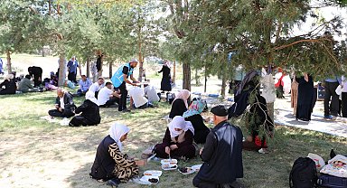 Yaşlı bireyler Van Gölü kıyısında huzur buldu