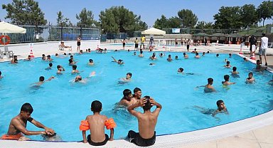 Yüzme havuzları çocukların yüzünü güldürüyor